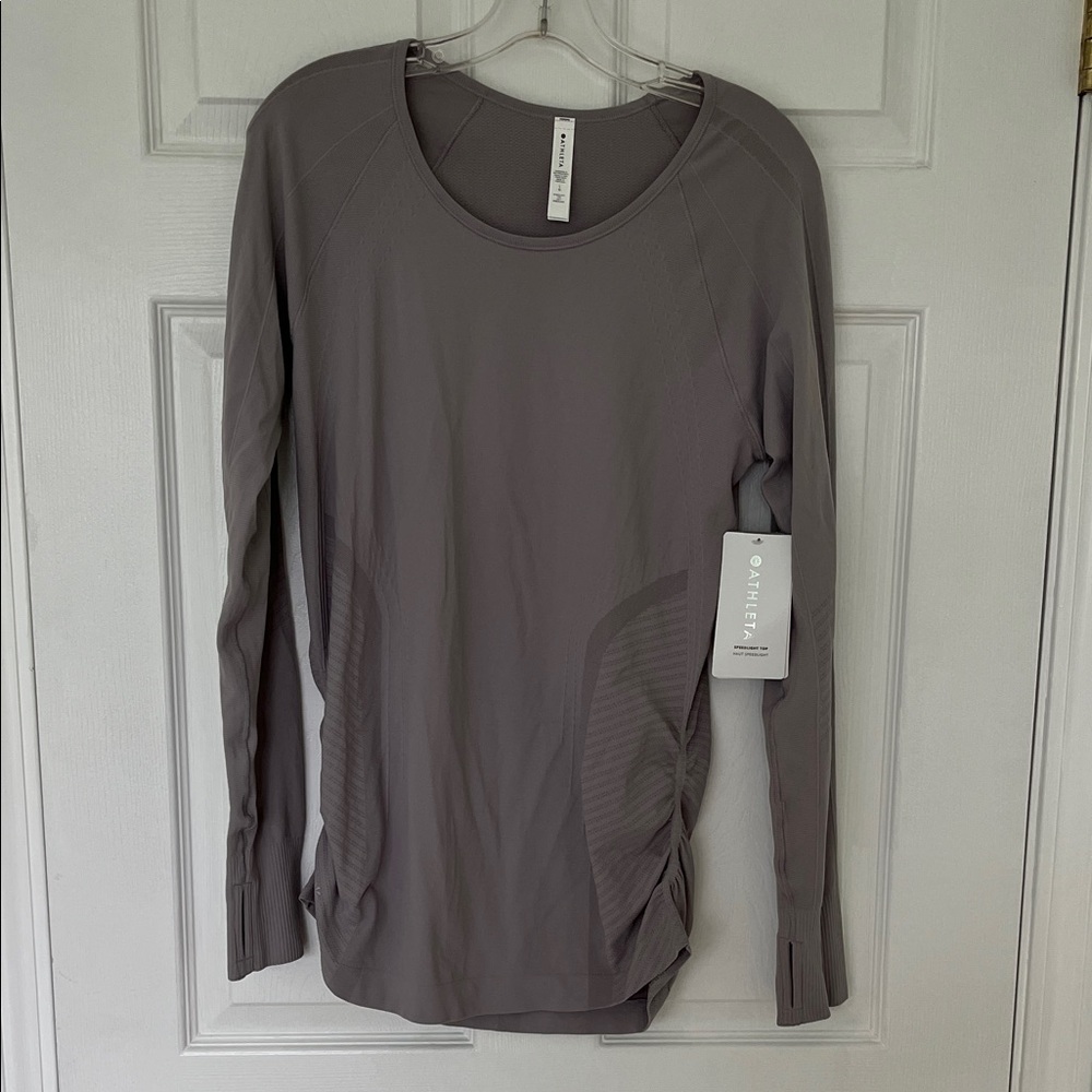 Athleta Haut Speedlight dove grey long sleeved women's top.
